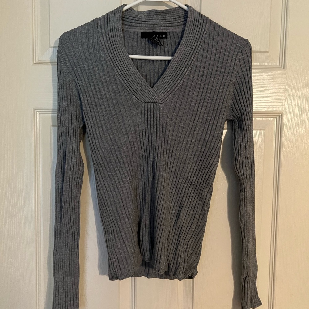 Form fitting ribbed top